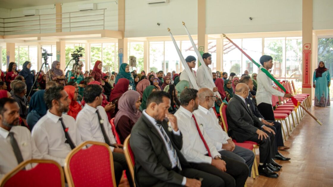 އައްޑޫ މީދޫ ކައުންސިލަށް އަލަށް އިންތިޚާބުވި މެންބަރުންނާއި، އަންހެނުންގެ ތަރައްޤީއަށް މަސައްކަތްކުރާ ކޮމިޓީގެ މެންބަރުން މަޤާމުގެ އިޤުރާރުގައި ސޮއިކުރެއްވުމަށް ބޭއްވުނު ރަސްމިއްޔާތު
