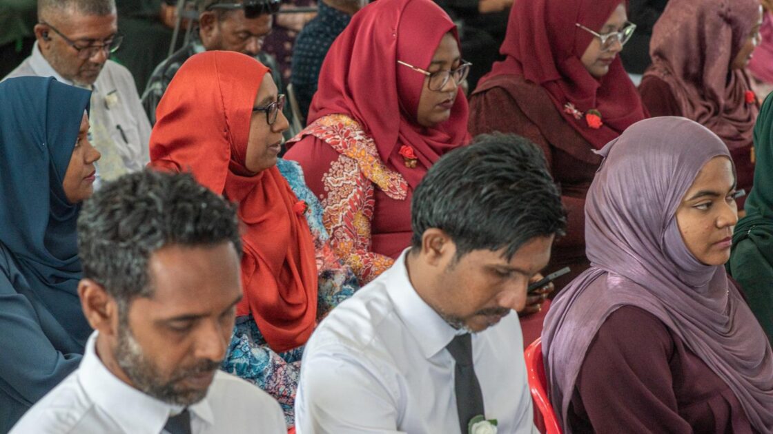 އައްޑޫ މީދޫ ކައުންސިލަށް އަލަށް އިންތިޚާބުވި މެންބަރުންނާއި، އަންހެނުންގެ ތަރައްޤީއަށް މަސައްކަތްކުރާ ކޮމިޓީގެ މެންބަރުން މަޤާމުގެ އިޤުރާރުގައި ސޮއިކުރެއްވުމަށް ބޭއްވުނު ރަސްމިއްޔާތު
