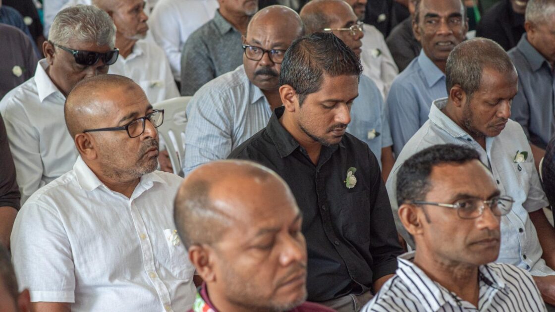 އައްޑޫ މީދޫ ކައުންސިލަށް އަލަށް އިންތިޚާބުވި މެންބަރުންނާއި، އަންހެނުންގެ ތަރައްޤީއަށް މަސައްކަތްކުރާ ކޮމިޓީގެ މެންބަރުން މަޤާމުގެ އިޤުރާރުގައި ސޮއިކުރެއްވުމަށް ބޭއްވުނު ރަސްމިއްޔާތު
