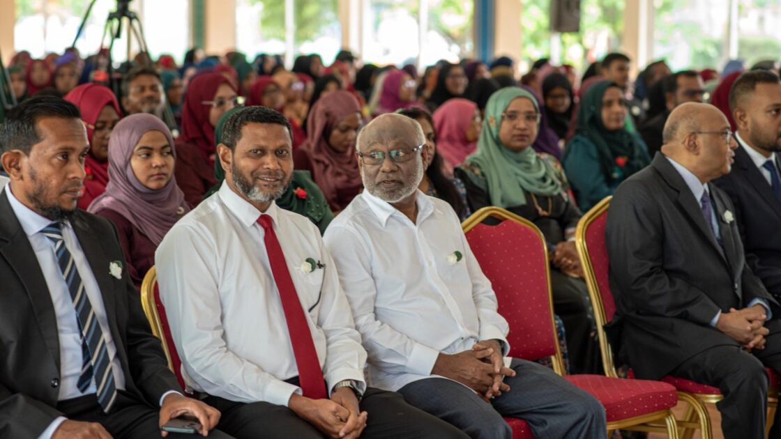 އައްޑޫ މީދޫ ކައުންސިލަށް އަލަށް އިންތިޚާބުވި މެންބަރުންނާއި، އަންހެނުންގެ ތަރައްޤީއަށް މަސައްކަތްކުރާ ކޮމިޓީގެ މެންބަރުން މަޤާމުގެ އިޤުރާރުގައި ސޮއިކުރެއްވުމަށް ބޭއްވުނު ރަސްމިއްޔާތު