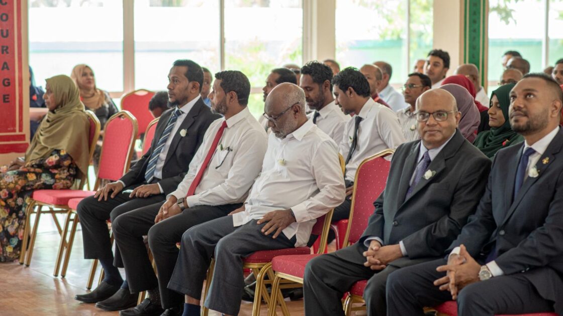އައްޑޫ މީދޫ ކައުންސިލަށް އަލަށް އިންތިޚާބުވި މެންބަރުންނާއި، އަންހެނުންގެ ތަރައްޤީއަށް މަސައްކަތްކުރާ ކޮމިޓީގެ މެންބަރުން މަޤާމުގެ އިޤުރާރުގައި ސޮއިކުރެއްވުމަށް ބޭއްވުނު ރަސްމިއްޔާތު