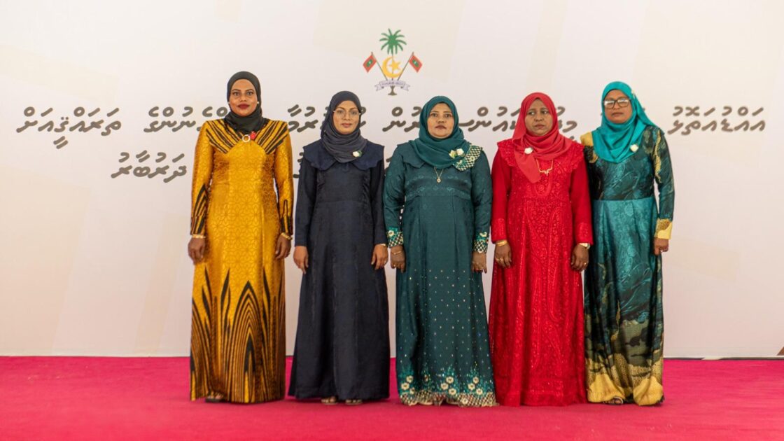 އައްޑޫ މީދޫ ކައުންސިލަށް އަލަށް އިންތިޚާބުވި މެންބަރުންނާއި، އަންހެނުންގެ ތަރައްޤީއަށް މަސައްކަތްކުރާ ކޮމިޓީގެ މެންބަރުން މަޤާމުގެ އިޤުރާރުގައި ސޮއިކުރެއްވުމަށް ބޭއްވުނު ރަސްމިއްޔާތު