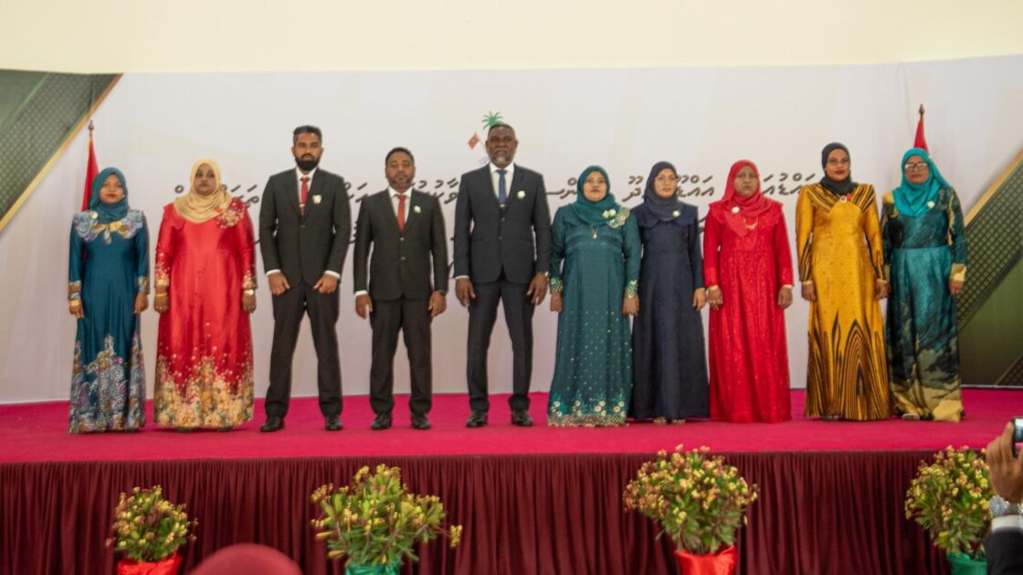 އައްޑޫ މީދޫ ކައުންސިލަށް އަލަށް އިންތިޚާބުވި މެންބަރުންނާއި، އަންހެނުންގެ ތަރައްޤީއަށް މަސައްކަތްކުރާ ކޮމިޓީގެ މެންބަރުން މަޤާމުގެ އިޤުރާރުގައި ސޮއިކުރެއްވުމަށް ބޭއްވުނު ރަސްމިއްޔާތު