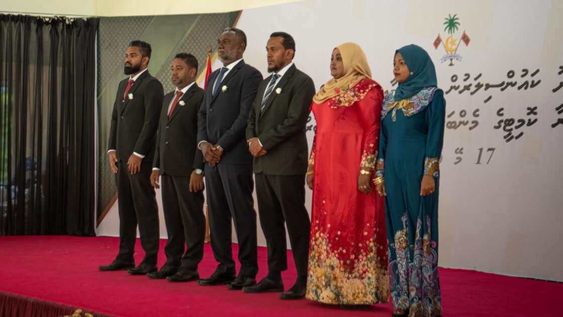 އައްޑޫ މީދޫ ކައުންސިލަށް އަލަށް އިންތިޚާބުވި މެންބަރުންނާއި، އަންހެނުންގެ ތަރައްޤީއަށް މަސައްކަތްކުރާ ކޮމިޓީގެ މެންބަރުން މަޤާމުގެ އިޤުރާރުގައި ސޮއިކުރެއްވުމަށް ބޭއްވުނު ރަސްމިއްޔާތު
