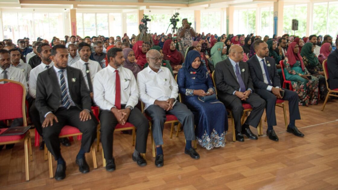 އައްޑޫ މީދޫ ކައުންސިލަށް އަލަށް އިންތިޚާބުވި މެންބަރުންނާއި، އަންހެނުންގެ ތަރައްޤީއަށް މަސައްކަތްކުރާ ކޮމިޓީގެ މެންބަރުން މަޤާމުގެ އިޤުރާރުގައި ސޮއިކުރެއްވުމަށް ބޭއްވުނު ރަސްމިއްޔާތު