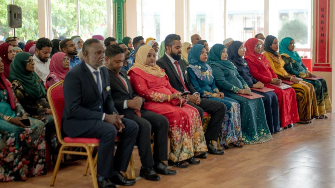 އައްޑޫ މީދޫ ކައުންސިލަށް އަލަށް އިންތިޚާބުވި މެންބަރުންނާއި، އަންހެނުންގެ ތަރައްޤީއަށް މަސައްކަތްކުރާ ކޮމިޓީގެ މެންބަރުން މަޤާމުގެ އިޤުރާރުގައި ސޮއިކުރެއްވުމަށް ބޭއްވުނު ރަސްމިއްޔާތު