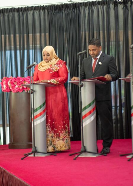އައްޑޫ މީދޫ ކައުންސިލަށް އަލަށް އިންތިޚާބުވި މެންބަރުންނާއި، އަންހެނުންގެ ތަރައްޤީއަށް މަސައްކަތްކުރާ ކޮމިޓީގެ މެންބަރުން މަޤާމުގެ އިޤުރާރުގައި ސޮއިކުރެއްވުމަށް ބޭއްވުނު ރަސްމިއްޔާތު