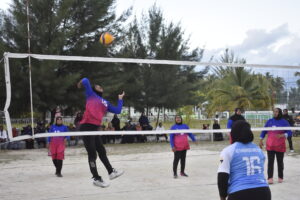 އަޟްހާ އީދުގެ މުނާސަބަތުގައި ބޭއްވުނު އެކުވެރިކަމުގެ ވޮލީ މެޗު: މި މެޗަކީ ވަރަށް ވާދަވެރި އަދި އެހާމެ ފޯރިގަދަ ކުޅުމެއް ފެނިގެންދިޔަ މެޗެއް