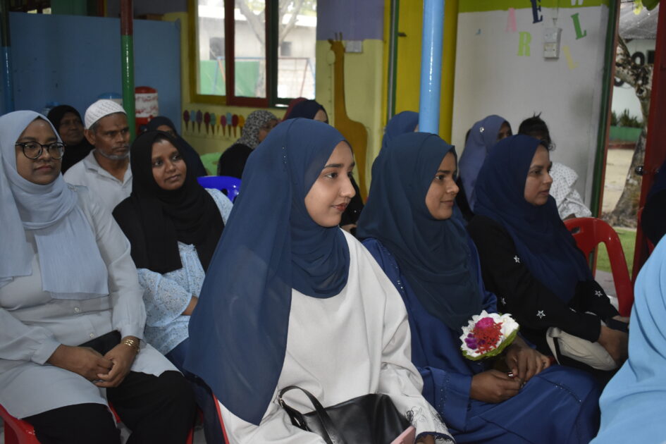 ކޮންމެ މުޖުތަމައެއްގައިވެސް ކާމިޔާބީއާ ދިމާލަށް މިސްރާބުޖަހާފައިވާ އަންހެނުންގެ ފަހަތުން އެކި ކަހަލަ ނޭދެވޭ ވާހަކަތައް ދެކެވުމަކީ އާންމު ކަމެއް. 