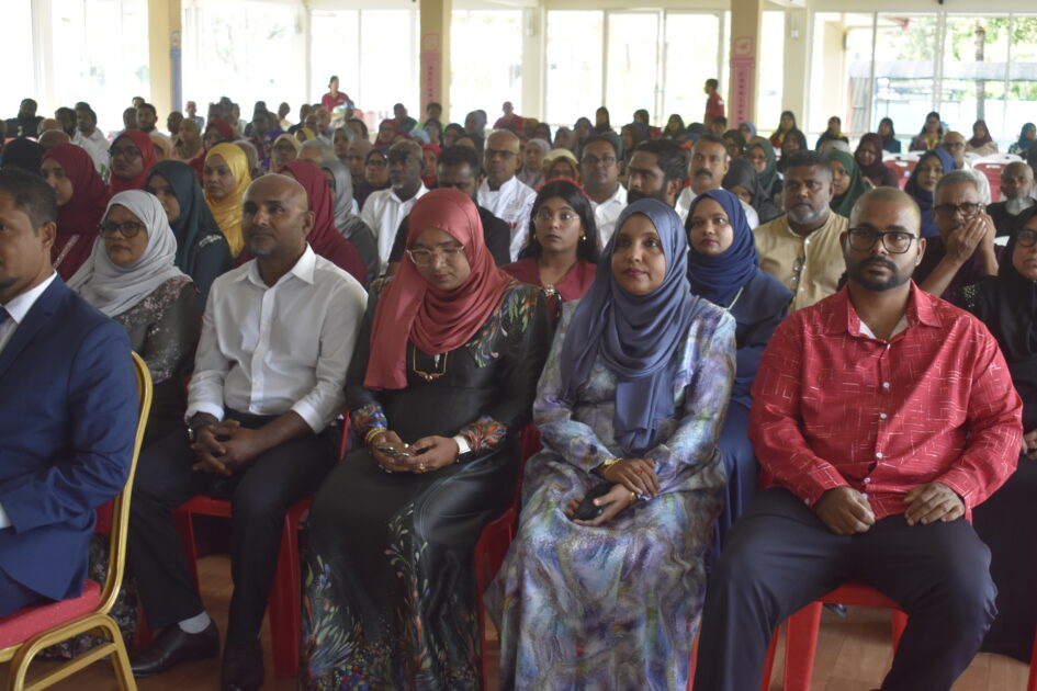 އައްޑޫ ހުޅުދޫ ކައުންސިލަށް އަލަށް އިންތިޚާބުވި މެންބަރުންނާއި، އަންހެނުންގެ ތަރައްޤީއަށް މަސައްކަތްކުރާ ކޮމިޓީގެ މެންބަރުން މަޤާމުގެ އިޤުރާރުގައި ސޮއިކުރެއްވުމަށް ބޭއްވުނު ރަސްމިއްޔާތު