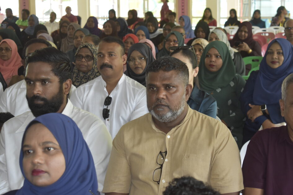 އައްޑޫ ހުޅުދޫ ކައުންސިލަށް އަލަށް އިންތިޚާބުވި މެންބަރުންނާއި، އަންހެނުންގެ ތަރައްޤީއަށް މަސައްކަތްކުރާ ކޮމިޓީގެ މެންބަރުން މަޤާމުގެ އިޤުރާރުގައި ސޮއިކުރެއްވުމަށް ބޭއްވުނު ރަސްމިއްޔާތު