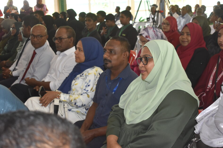 އައްޑޫ ހުޅުދޫ ކައުންސިލަށް އަލަށް އިންތިޚާބުވި މެންބަރުންނާއި، އަންހެނުންގެ ތަރައްޤީއަށް މަސައްކަތްކުރާ ކޮމިޓީގެ މެންބަރުން މަޤާމުގެ އިޤުރާރުގައި ސޮއިކުރެއްވުމަށް ބޭއްވުނު ރަސްމިއްޔާތު