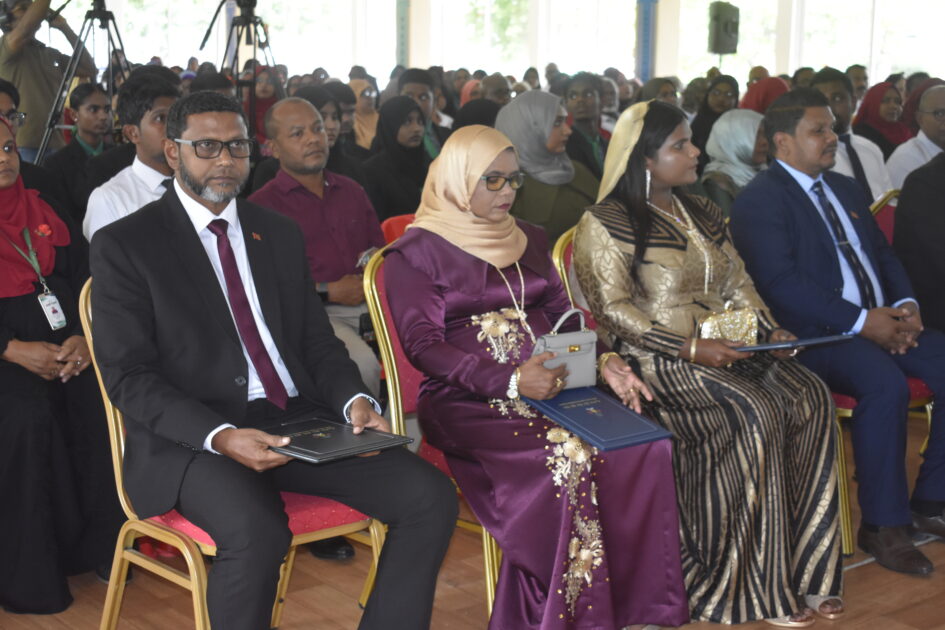 އައްޑޫ ހުޅުދޫ ކައުންސިލަށް އަލަށް އިންތިޚާބުވި މެންބަރުންނާއި، އަންހެނުންގެ ތަރައްޤީއަށް މަސައްކަތްކުރާ ކޮމިޓީގެ މެންބަރުން މަޤާމުގެ އިޤުރާރުގައި ސޮއިކުރެއްވުމަށް ބޭއްވުނު ރަސްމިއްޔާތު