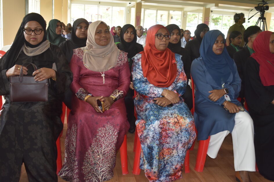 އައްޑޫ ހުޅުދޫ ކައުންސިލަށް އަލަށް އިންތިޚާބުވި މެންބަރުންނާއި، އަންހެނުންގެ ތަރައްޤީއަށް މަސައްކަތްކުރާ ކޮމިޓީގެ މެންބަރުން މަޤާމުގެ އިޤުރާރުގައި ސޮއިކުރެއްވުމަށް ބޭއްވުނު ރަސްމިއްޔާތު