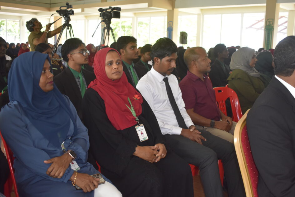 އައްޑޫ ހުޅުދޫ ކައުންސިލަށް އަލަށް އިންތިޚާބުވި މެންބަރުންނާއި، އަންހެނުންގެ ތަރައްޤީއަށް މަސައްކަތްކުރާ ކޮމިޓީގެ މެންބަރުން މަޤާމުގެ އިޤުރާރުގައި ސޮއިކުރެއްވުމަށް ބޭއްވުނު ރަސްމިއްޔާތު