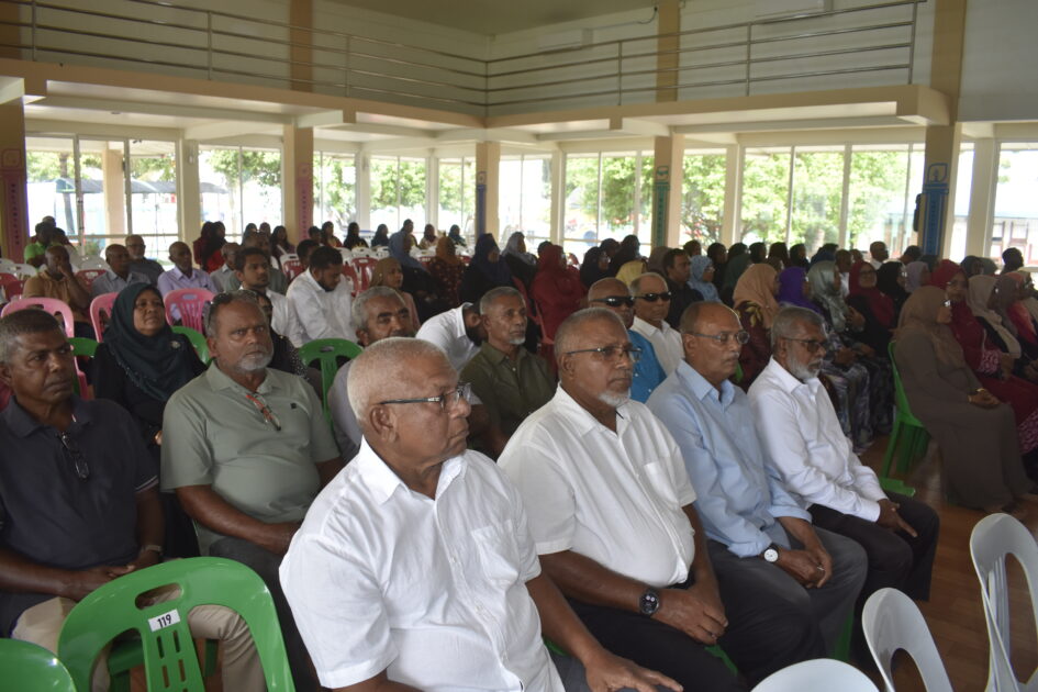 އައްޑޫ ހުޅުދޫ ކައުންސިލަށް އަލަށް އިންތިޚާބުވި މެންބަރުންނާއި، އަންހެނުންގެ ތަރައްޤީއަށް މަސައްކަތްކުރާ ކޮމިޓީގެ މެންބަރުން މަޤާމުގެ އިޤުރާރުގައި ސޮއިކުރެއްވުމަށް ބޭއްވުނު ރަސްމިއްޔާތު