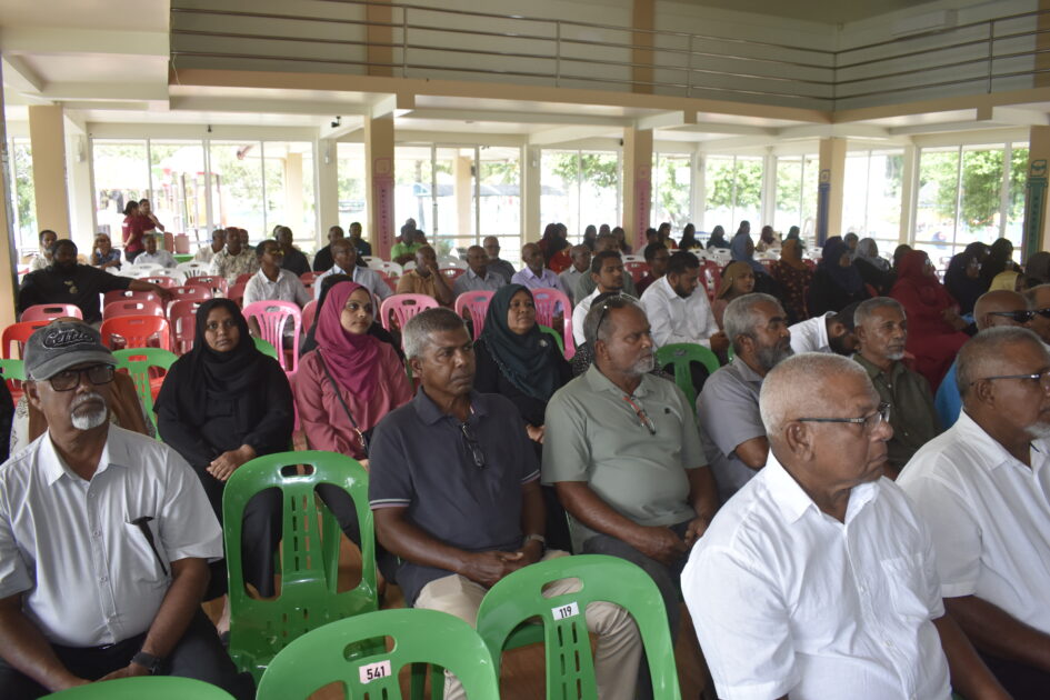އައްޑޫ ހުޅުދޫ ކައުންސިލަށް އަލަށް އިންތިޚާބުވި މެންބަރުންނާއި، އަންހެނުންގެ ތަރައްޤީއަށް މަސައްކަތްކުރާ ކޮމިޓީގެ މެންބަރުން މަޤާމުގެ އިޤުރާރުގައި ސޮއިކުރެއްވުމަށް ބޭއްވުނު ރަސްމިއްޔާތު
