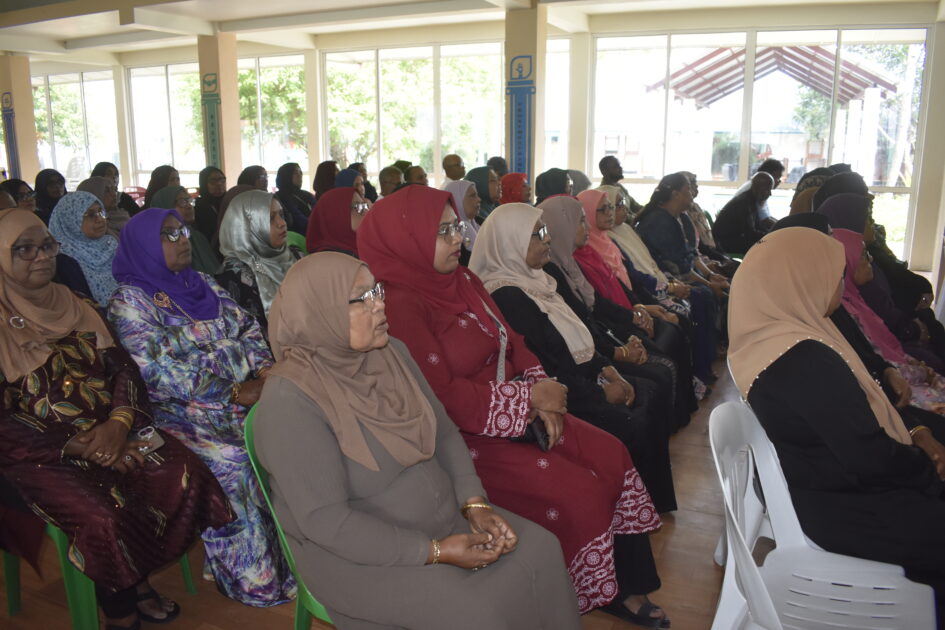 އައްޑޫ ހުޅުދޫ ކައުންސިލަށް އަލަށް އިންތިޚާބުވި މެންބަރުންނާއި، އަންހެނުންގެ ތަރައްޤީއަށް މަސައްކަތްކުރާ ކޮމިޓީގެ މެންބަރުން މަޤާމުގެ އިޤުރާރުގައި ސޮއިކުރެއްވުމަށް ބޭއްވުނު ރަސްމިއްޔާތު