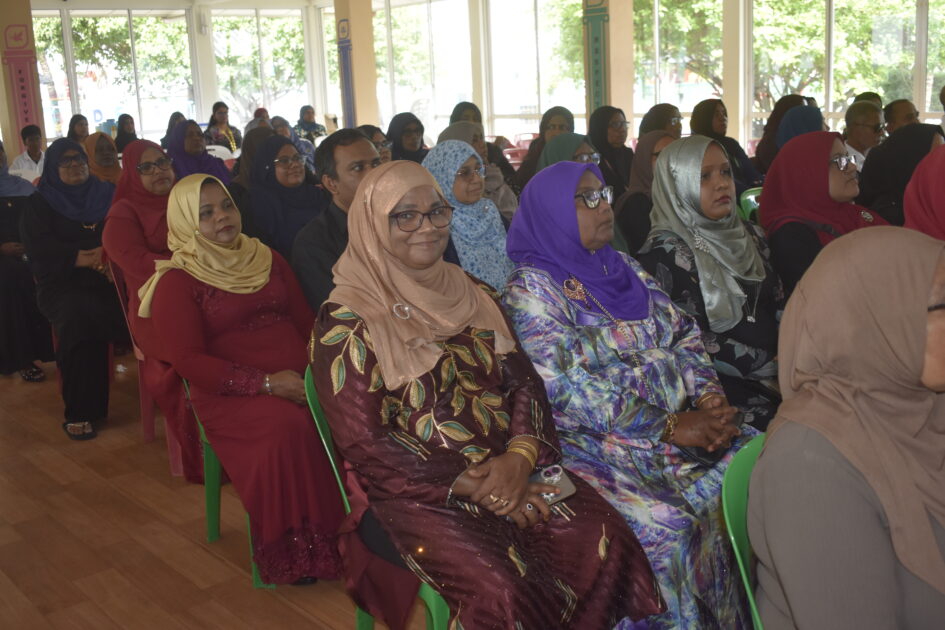 އައްޑޫ ހުޅުދޫ ކައުންސިލަށް އަލަށް އިންތިޚާބުވި މެންބަރުންނާއި، އަންހެނުންގެ ތަރައްޤީއަށް މަސައްކަތްކުރާ ކޮމިޓީގެ މެންބަރުން މަޤާމުގެ އިޤުރާރުގައި ސޮއިކުރެއްވުމަށް ބޭއްވުނު ރަސްމިއްޔާތު