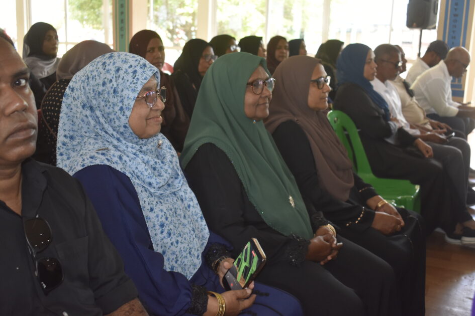އައްޑޫ ހުޅުދޫ ކައުންސިލަށް އަލަށް އިންތިޚާބުވި މެންބަރުންނާއި، އަންހެނުންގެ ތަރައްޤީއަށް މަސައްކަތްކުރާ ކޮމިޓީގެ މެންބަރުން މަޤާމުގެ އިޤުރާރުގައި ސޮއިކުރެއްވުމަށް ބޭއްވުނު ރަސްމިއްޔާތު