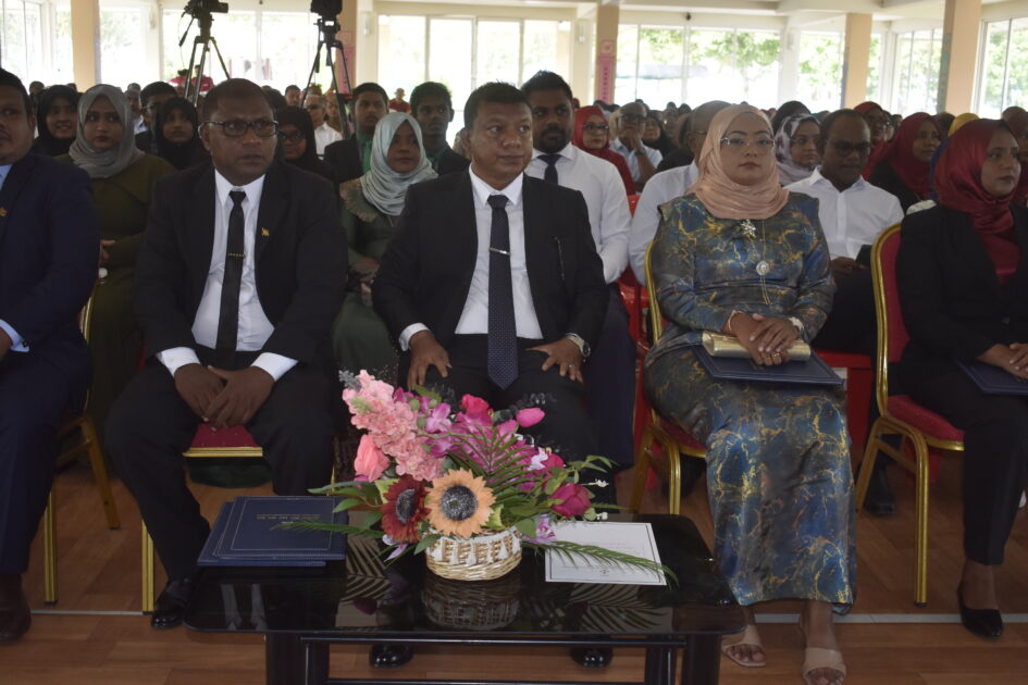 އައްޑޫ ހުޅުދޫ ކައުންސިލަށް އަލަށް އިންތިޚާބުވި މެންބަރުންނާއި، އަންހެނުންގެ ތަރައްޤީއަށް މަސައްކަތްކުރާ ކޮމިޓީގެ މެންބަރުން މަޤާމުގެ އިޤުރާރުގައި ސޮއިކުރެއްވުމަށް ބޭއްވުނު ރަސްމިއްޔާތު