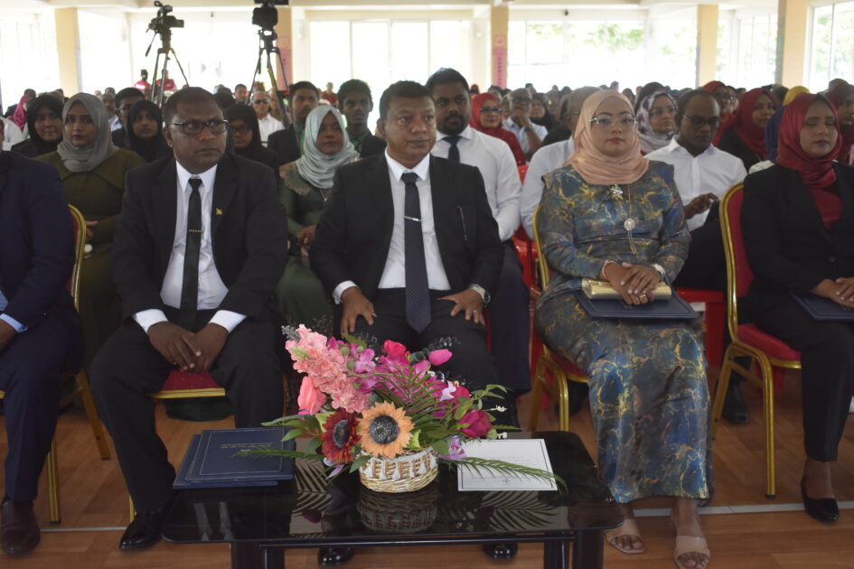 އައްޑޫ ހުޅުދޫ ކައުންސިލަށް އަލަށް އިންތިޚާބުވި މެންބަރުންނާއި، އަންހެނުންގެ ތަރައްޤީއަށް މަސައްކަތްކުރާ ކޮމިޓީގެ މެންބަރުން މަޤާމުގެ އިޤުރާރުގައި ސޮއިކުރެއްވުމަށް ބޭއްވުނު ރަސްމިއްޔާތު