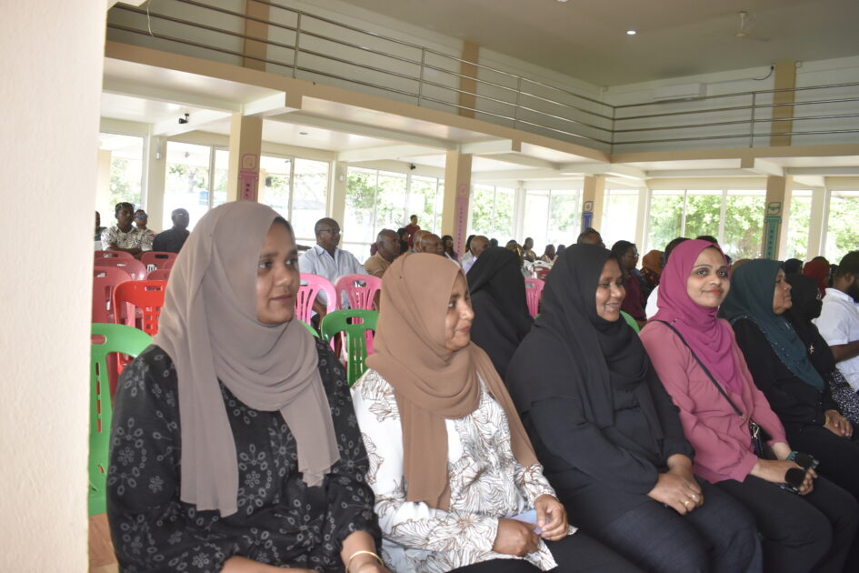 އައްޑޫ ހުޅުދޫ ކައުންސިލަށް އަލަށް އިންތިޚާބުވި މެންބަރުންނާއި، އަންހެނުންގެ ތަރައްޤީއަށް މަސައްކަތްކުރާ ކޮމިޓީގެ މެންބަރުން މަޤާމުގެ އިޤުރާރުގައި ސޮއިކުރެއްވުމަށް ބޭއްވުނު ރަސްމިއްޔާތު
