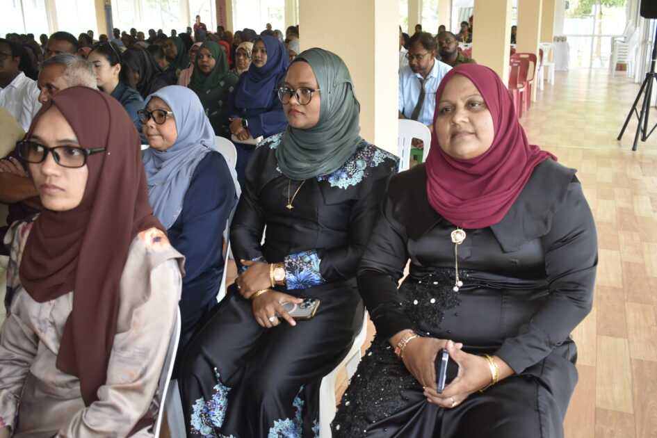 އައްޑޫ ހުޅުދޫ ކައުންސިލަށް އަލަށް އިންތިޚާބުވި މެންބަރުންނާއި، އަންހެނުންގެ ތަރައްޤީއަށް މަސައްކަތްކުރާ ކޮމިޓީގެ މެންބަރުން މަޤާމުގެ އިޤުރާރުގައި ސޮއިކުރެއްވުމަށް ބޭއްވުނު ރަސްމިއްޔާތު