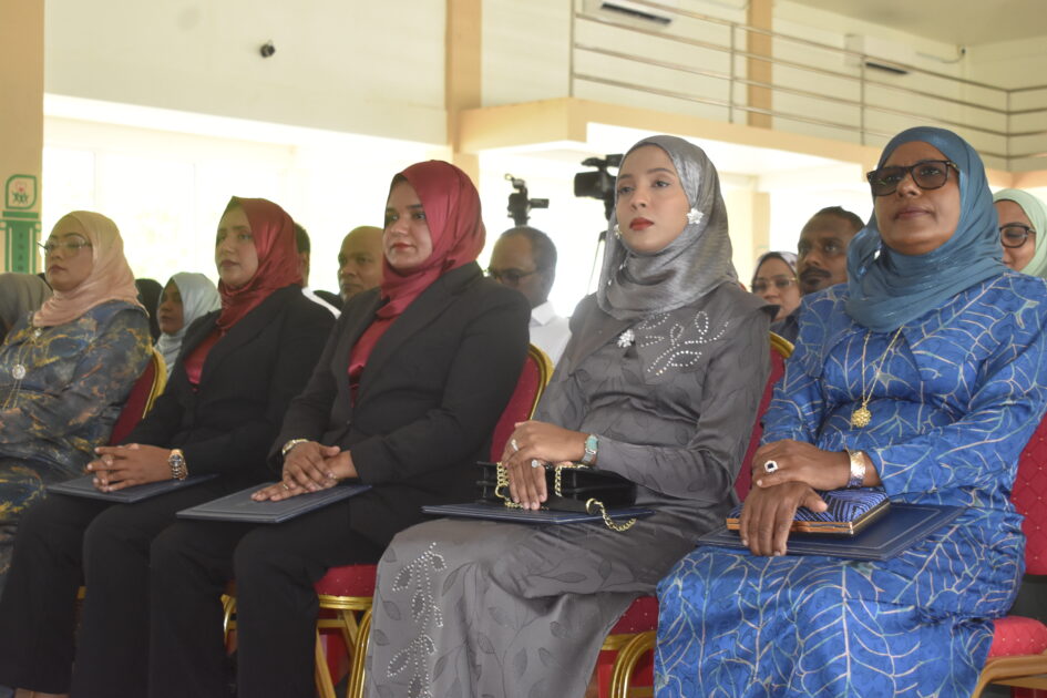 އައްޑޫ ހުޅުދޫ ކައުންސިލަށް އަލަށް އިންތިޚާބުވި މެންބަރުންނާއި، އަންހެނުންގެ ތަރައްޤީއަށް މަސައްކަތްކުރާ ކޮމިޓީގެ މެންބަރުން މަޤާމުގެ އިޤުރާރުގައި ސޮއިކުރެއްވުމަށް ބޭއްވުނު ރަސްމިއްޔާތު