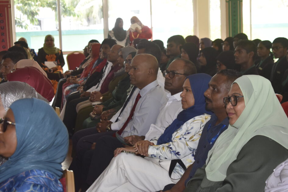 އައްޑޫ ހުޅުދޫ ކައުންސިލަށް އަލަށް އިންތިޚާބުވި މެންބަރުންނާއި، އަންހެނުންގެ ތަރައްޤީއަށް މަސައްކަތްކުރާ ކޮމިޓީގެ މެންބަރުން މަޤާމުގެ އިޤުރާރުގައި ސޮއިކުރެއްވުމަށް ބޭއްވުނު ރަސްމިއްޔާތު
