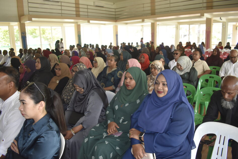 އައްޑޫ ހުޅުދޫ ކައުންސިލަށް އަލަށް އިންތިޚާބުވި މެންބަރުންނާއި، އަންހެނުންގެ ތަރައްޤީއަށް މަސައްކަތްކުރާ ކޮމިޓީގެ މެންބަރުން މަޤާމުގެ އިޤުރާރުގައި ސޮއިކުރެއްވުމަށް ބޭއްވުނު ރަސްމިއްޔާތު