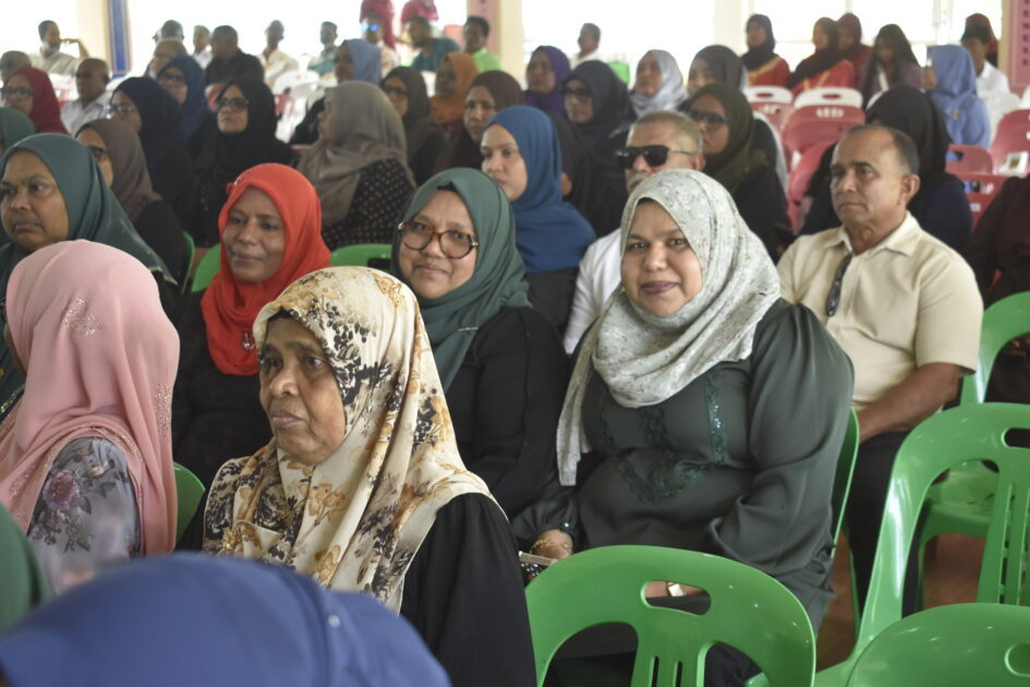 އައްޑޫ ހުޅުދޫ ކައުންސިލަށް އަލަށް އިންތިޚާބުވި މެންބަރުންނާއި، އަންހެނުންގެ ތަރައްޤީއަށް މަސައްކަތްކުރާ ކޮމިޓީގެ މެންބަރުން މަޤާމުގެ އިޤުރާރުގައި ސޮއިކުރެއްވުމަށް ބޭއްވުނު ރަސްމިއްޔާތު