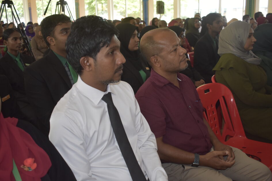އައްޑޫ ހުޅުދޫ ކައުންސިލަށް އަލަށް އިންތިޚާބުވި މެންބަރުންނާއި، އަންހެނުންގެ ތަރައްޤީއަށް މަސައްކަތްކުރާ ކޮމިޓީގެ މެންބަރުން މަޤާމުގެ އިޤުރާރުގައި ސޮއިކުރެއްވުމަށް ބޭއްވުނު ރަސްމިއްޔާތު