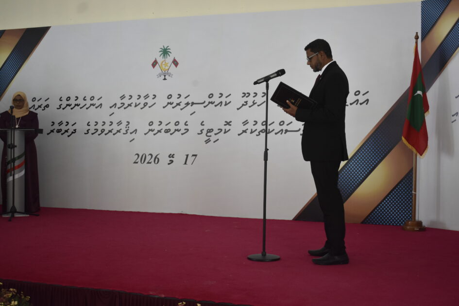 އައްޑޫ ހުޅުދޫ ކައުންސިލަށް އަލަށް އިންތިޚާބުވި މެންބަރުންނާއި، އަންހެނުންގެ ތަރައްޤީއަށް މަސައްކަތްކުރާ ކޮމިޓީގެ މެންބަރުން މަޤާމުގެ އިޤުރާރުގައި ސޮއިކުރެއްވުމަށް ބޭއްވުނު ރަސްމިއްޔާތު