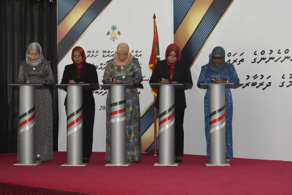 އައްޑޫ ހުޅުދޫ ކައުންސިލަށް އަލަށް އިންތިޚާބުވި މެންބަރުންނާއި، އަންހެނުންގެ ތަރައްޤީއަށް މަސައްކަތްކުރާ ކޮމިޓީގެ މެންބަރުން މަޤާމުގެ އިޤުރާރުގައި ސޮއިކުރެއްވުމަށް ބޭއްވުނު ރަސްމިއްޔާތު