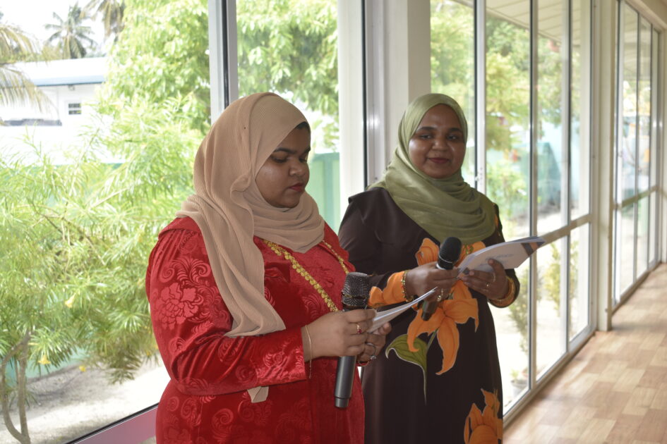 އައްޑޫ ހުޅުދޫ ކައުންސިލަށް އަލަށް އިންތިޚާބުވި މެންބަރުންނާއި، އަންހެނުންގެ ތަރައްޤީއަށް މަސައްކަތްކުރާ ކޮމިޓީގެ މެންބަރުން މަޤާމުގެ އިޤުރާރުގައި ސޮއިކުރެއްވުމަށް ބޭއްވުނު ރަސްމިއްޔާތު