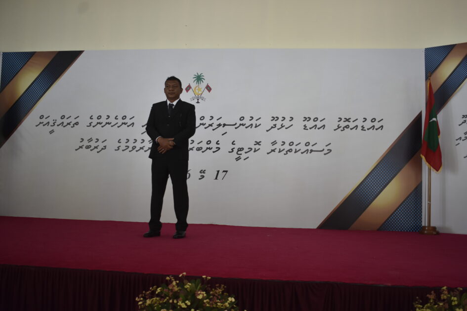 އައްޑޫ ހުޅުދޫ ކައުންސިލަށް އަލަށް އިންތިޚާބުވި މެންބަރުންނާއި، އަންހެނުންގެ ތަރައްޤީއަށް މަސައްކަތްކުރާ ކޮމިޓީގެ މެންބަރުން މަޤާމުގެ އިޤުރާރުގައި ސޮއިކުރެއްވުމަށް ބޭއްވުނު ރަސްމިއްޔާތު