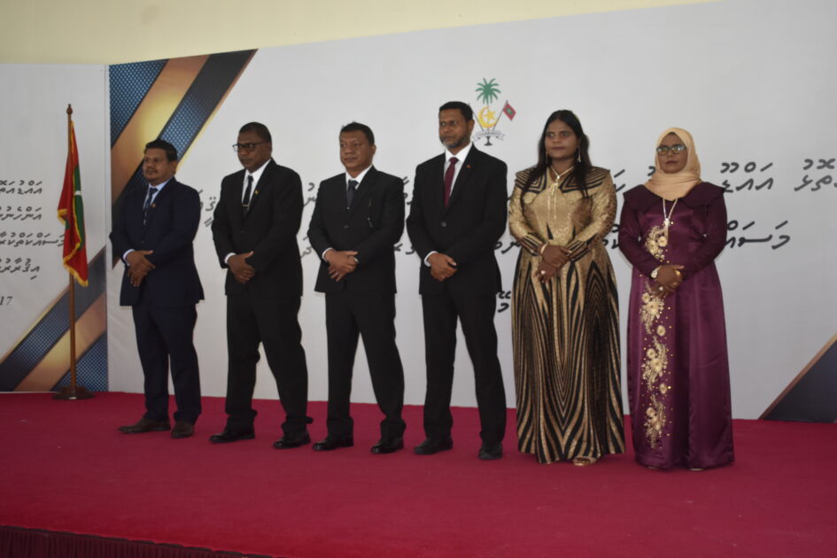 އައްޑޫ ހުޅުދޫ ކައުންސިލަށް އަލަށް އިންތިޚާބުވި މެންބަރުންނާއި، އަންހެނުންގެ ތަރައްޤީއަށް މަސައްކަތްކުރާ ކޮމިޓީގެ މެންބަރުން މަޤާމުގެ އިޤުރާރުގައި ސޮއިކުރެއްވުމަށް ބޭއްވުނު ރަސްމިއްޔާތު