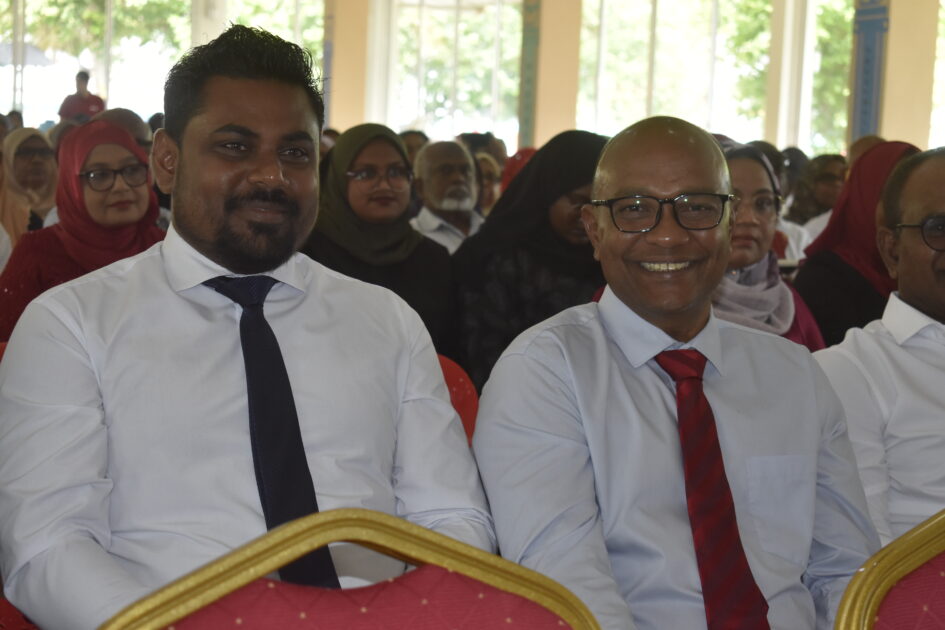 އައްޑޫ ހުޅުދޫ ކައުންސިލަށް އަލަށް އިންތިޚާބުވި މެންބަރުންނާއި، އަންހެނުންގެ ތަރައްޤީއަށް މަސައްކަތްކުރާ ކޮމިޓީގެ މެންބަރުން މަޤާމުގެ އިޤުރާރުގައި ސޮއިކުރެއްވުމަށް ބޭއްވުނު ރަސްމިއްޔާތު