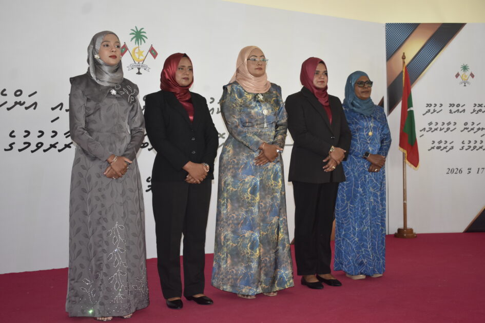 އައްޑޫ ހުޅުދޫ ކައުންސިލަށް އަލަށް އިންތިޚާބުވި މެންބަރުންނާއި، އަންހެނުންގެ ތަރައްޤީއަށް މަސައްކަތްކުރާ ކޮމިޓީގެ މެންބަރުން މަޤާމުގެ އިޤުރާރުގައި ސޮއިކުރެއްވުމަށް ބޭއްވުނު ރަސްމިއްޔާތު