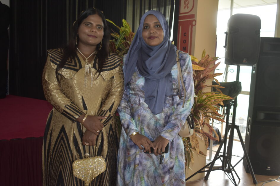 އައްޑޫ ހުޅުދޫ ކައުންސިލަށް އަލަށް އިންތިޚާބުވި މެންބަރުންނާއި، އަންހެނުންގެ ތަރައްޤީއަށް މަސައްކަތްކުރާ ކޮމިޓީގެ މެންބަރުން މަޤާމުގެ އިޤުރާރުގައި ސޮއިކުރެއްވުމަށް ބޭއްވުނު ރަސްމިއްޔާތު