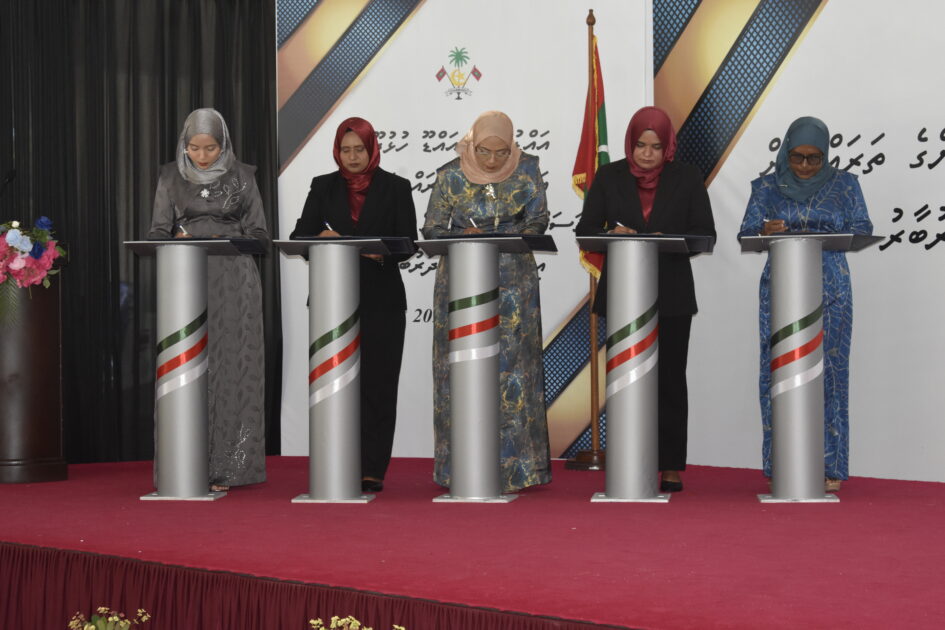 އަންހެނުންގެ ތަރައްޤީއަށް މަސައްކަތްކުރާ ކޮމިޓީ (އ.ތ.މ.ކ) ގެ މެންބަރުން އިޤުރާރުގައި ސޮއިކުރުން 