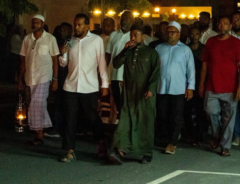 މީދޫގައި ބޭއްވުނު  ތަކުބީރު ޕެރޭޑް- ފޮޓޯ: އައްޑޫމީދޫ ކައުންސިލް 