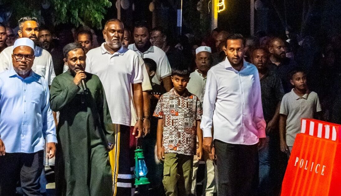 މީދޫގައި ބޭއްވުނު  ތަކުބީރު ޕެރޭޑް- ފޮޓޯ: އައްޑޫމީދޫ ކައުންސިލް 