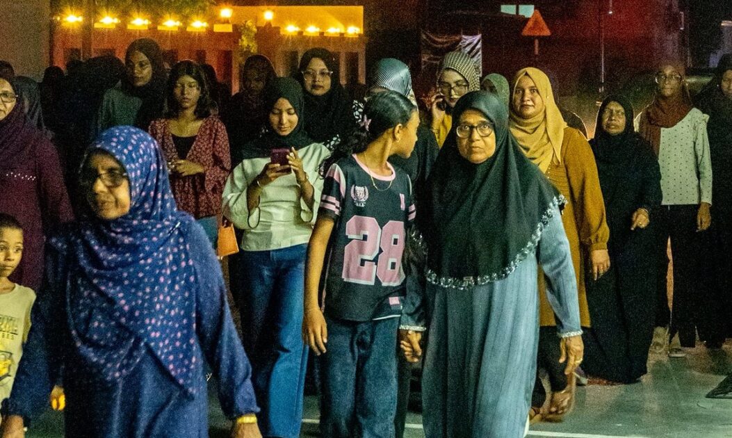 މީދޫގައި ބޭއްވުނު  ތަކުބީރު ޕެރޭޑް- ފޮޓޯ: އައްޑޫމީދޫ ކައުންސިލް 