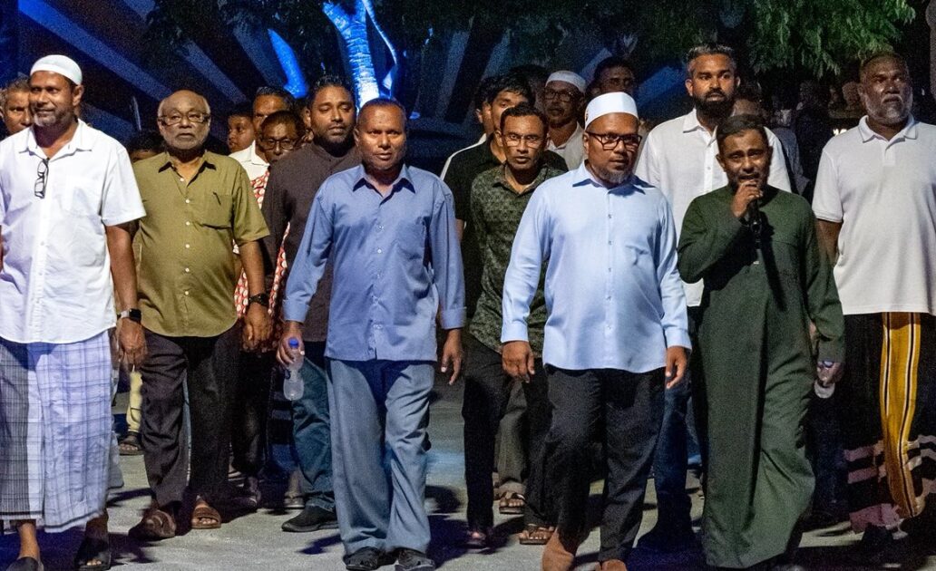 މީދޫގައި ބޭއްވުނު  ތަކުބީރު ޕެރޭޑް- ފޮޓޯ: އައްޑޫމީދޫ ކައުންސިލް 