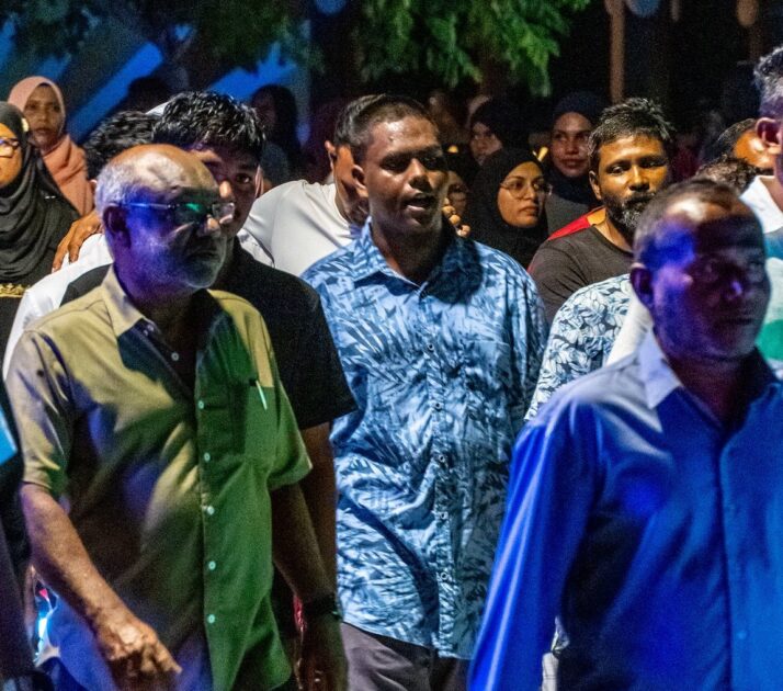 މީދޫގައި ބޭއްވުނު  ތަކުބީރު ޕެރޭޑް- ފޮޓޯ: އައްޑޫމީދޫ ކައުންސިލް 