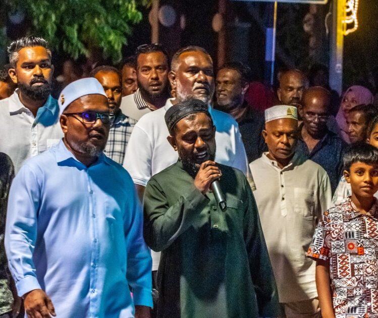 މީދޫގައި ބޭއްވުނު  ތަކުބީރު ޕެރޭޑް- ފޮޓޯ: އައްޑޫމީދޫ ކައުންސިލް 