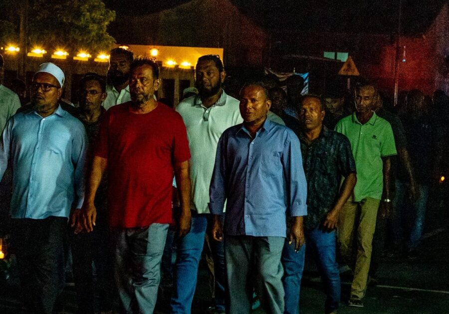 މީދޫގައި ބޭއްވުނު  ތަކުބީރު ޕެރޭޑް- ފޮޓޯ: އައްޑޫމީދޫ ކައުންސިލް 