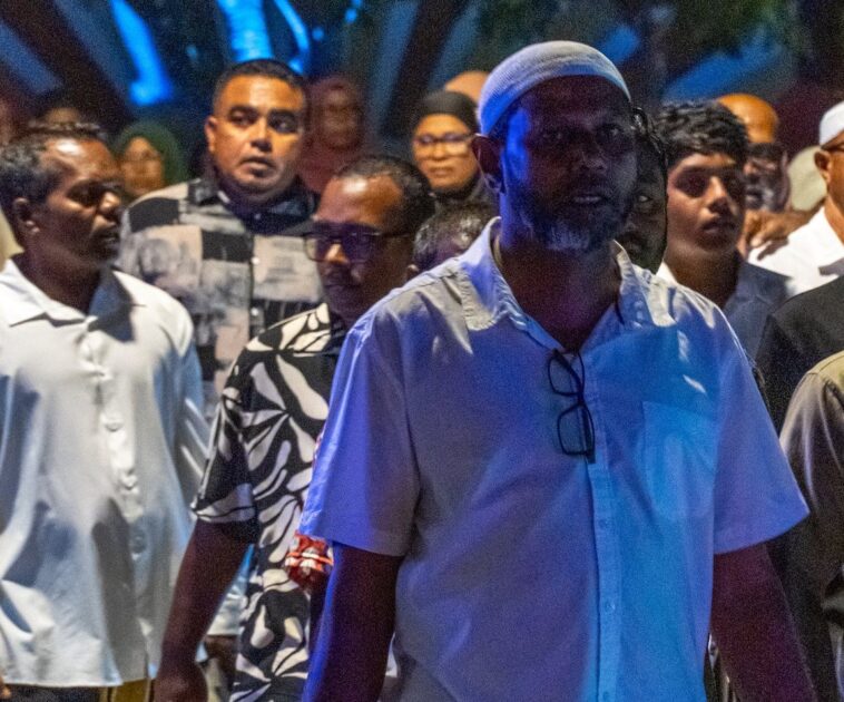 މީދޫގައި ބޭއްވުނު  ތަކުބީރު ޕެރޭޑް- ފޮޓޯ: އައްޑޫމީދޫ ކައުންސިލް 